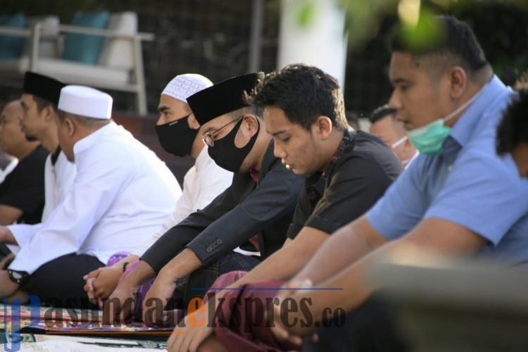 Manfaatkan Halaman, Gubernur Jabar Salat Idulfitri di Rumah Dinas