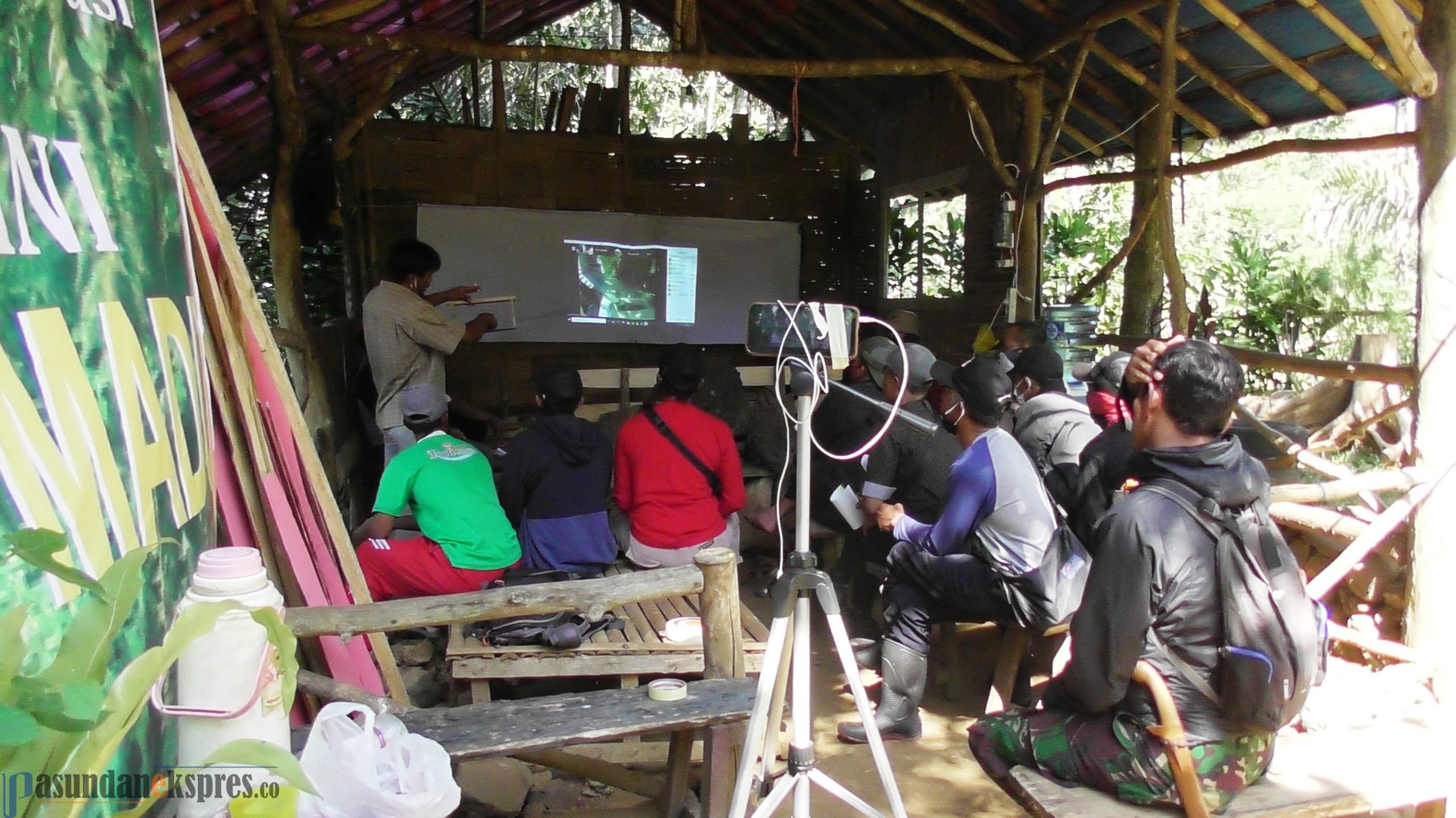 Emas Hutan itu Bernama Madu di Desa Cibeusi