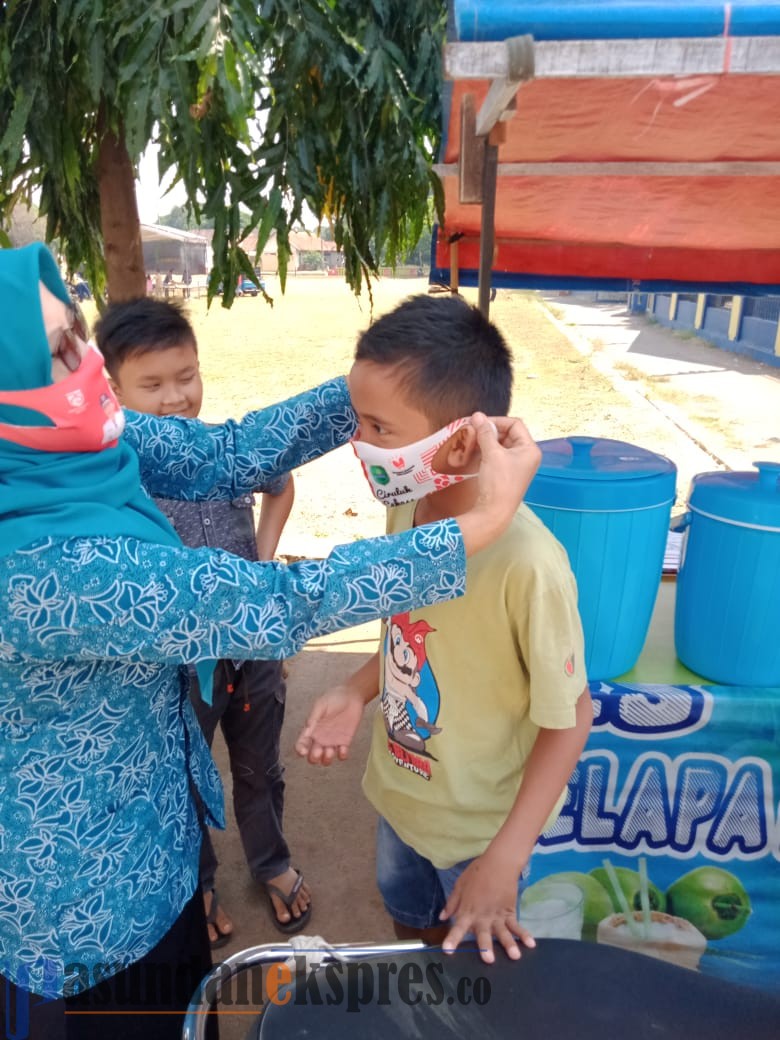 TP PKK Desa Ciruluk Bagikan 5 Ribu Masker