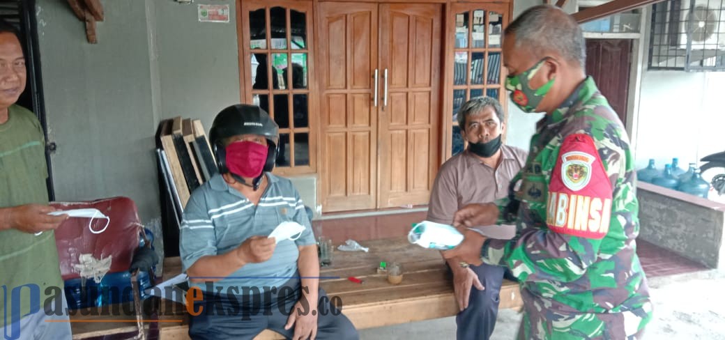 Selain Mengingatkan Protokol Kesehatan, TNI Beri Masker kepada Masyarakat