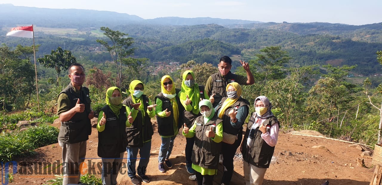 Yoyoh Ruhimat Terpesona Keindahan Bukit Baturiung, Rasakan Sensasi Matahari Terbit dan Tenggelam