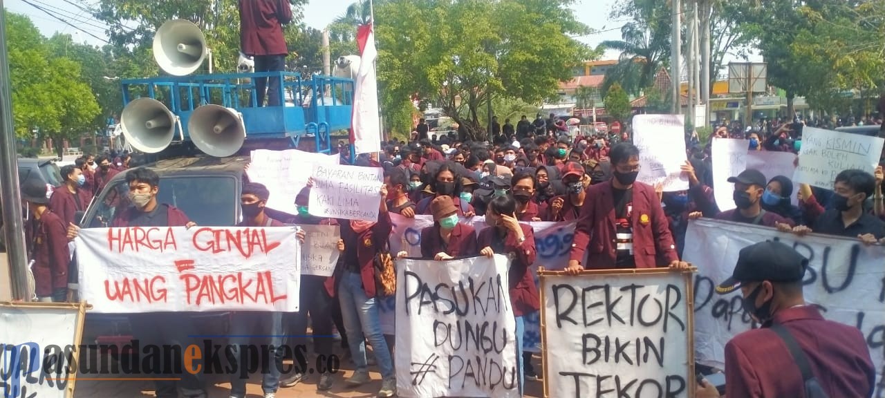 Rektor Unsika Karawang Di Demo Ratusan Mahasiswa