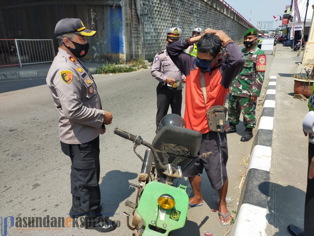 Petugas Gabungan di Pamanukan Rajia Warga Tidak Gunakan Masker