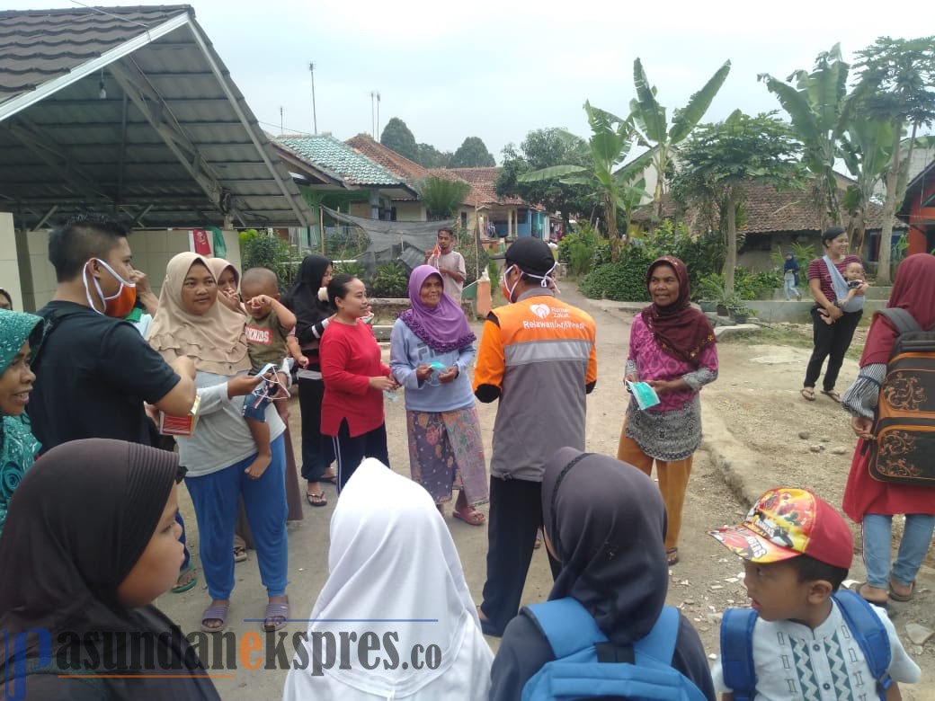 Cegah Covid-19, Karang Taruna Desa Cisaat Bagikan Masker