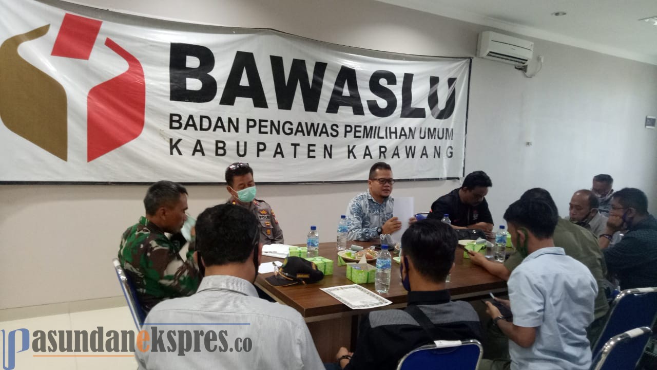 Hari Ini Tidak Diturunkan, APS Paslon Bupati Karawang Ditertibkan Satpol PP