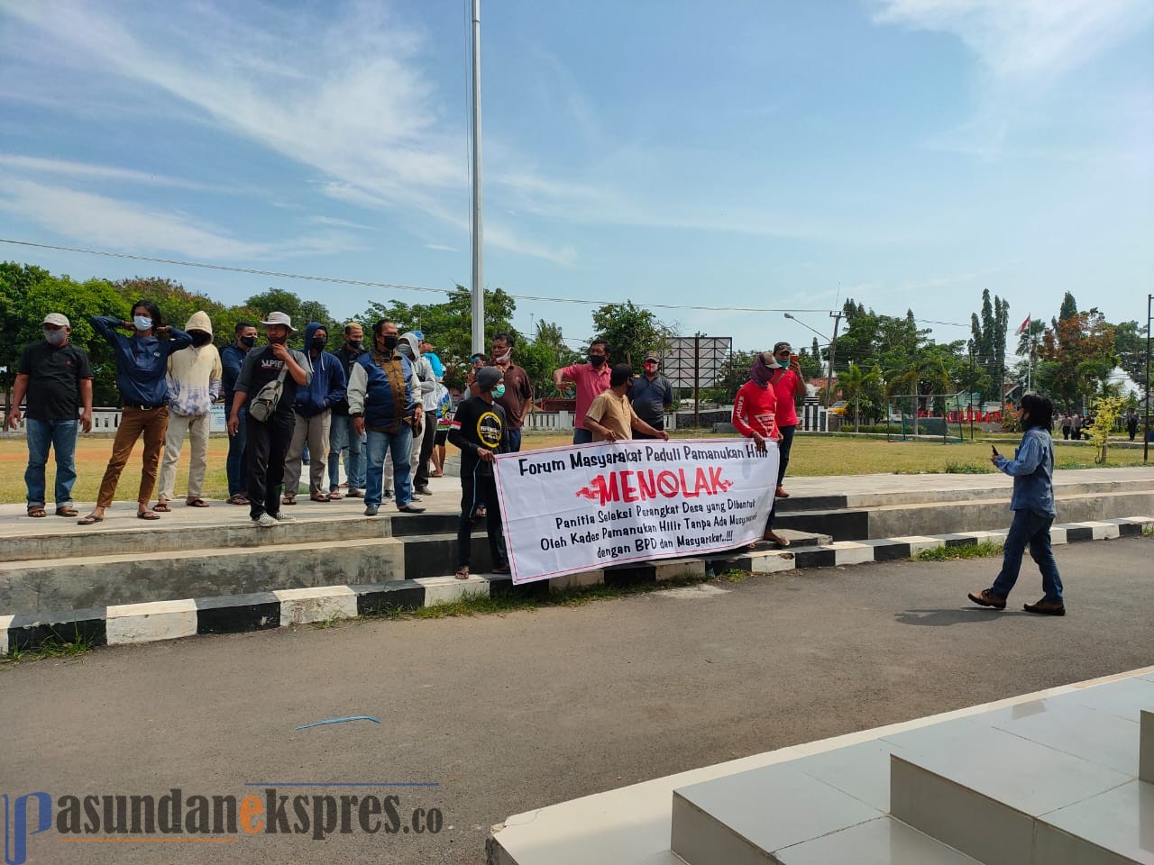 Tolak Panitia Seleksi Perangkat Desa, Forum Warga Pamanukan Hilir Aksi di Kantor Kecamatan Pamanukan