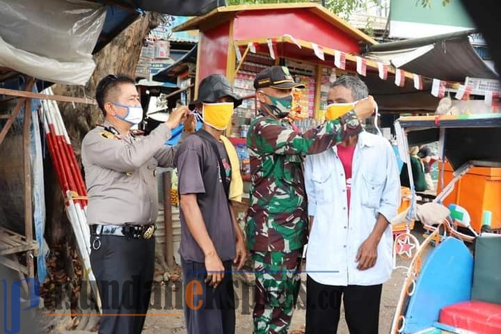 Putus Mata Rantai Penularan Covid-19, Kapolsek Karawang Kota Bersama Danramil 0401/Kota bersama Bhabinkamtibmas Bagikan Masker