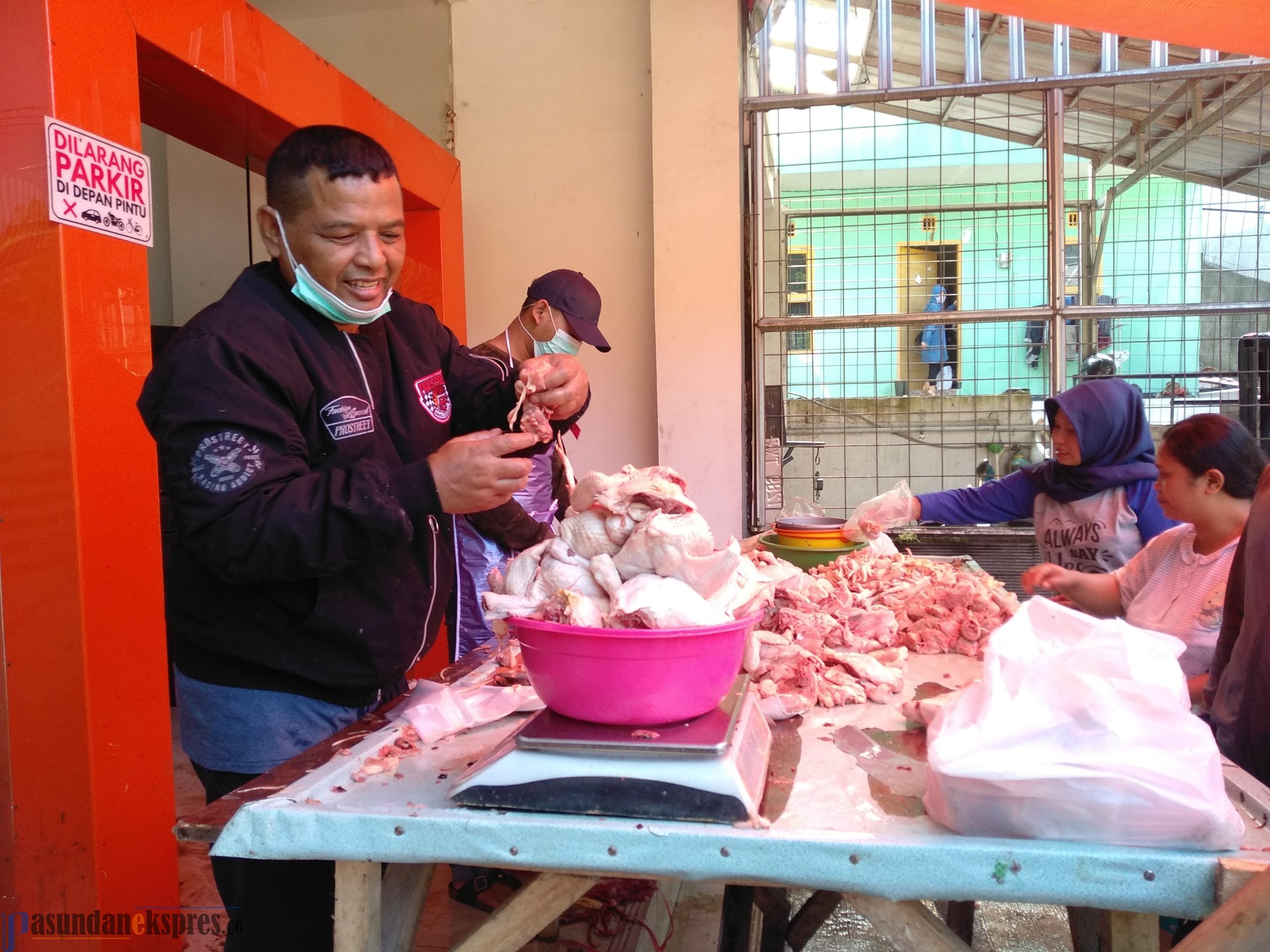 Dampak PSBB DKI, Harga Daging Ayam Turun Drastis