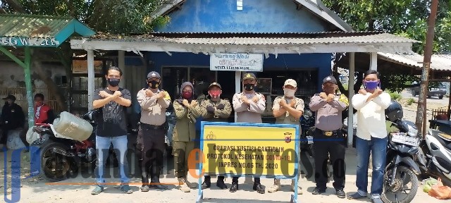 Tim Gabungan Bagikan Masker di Legonkulon