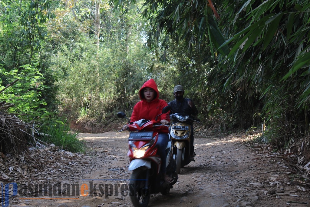 Warga Cijambe Minta Pemda Subang Tuntaskan Perbaikan Jalur Cijambe-Kumpay