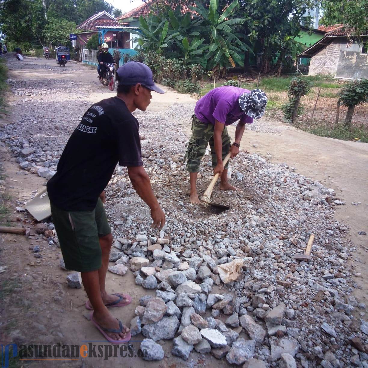 Hebat, Bangun Jalan Kepala Desa Rancadaka Rogoh Kocek Pribadi