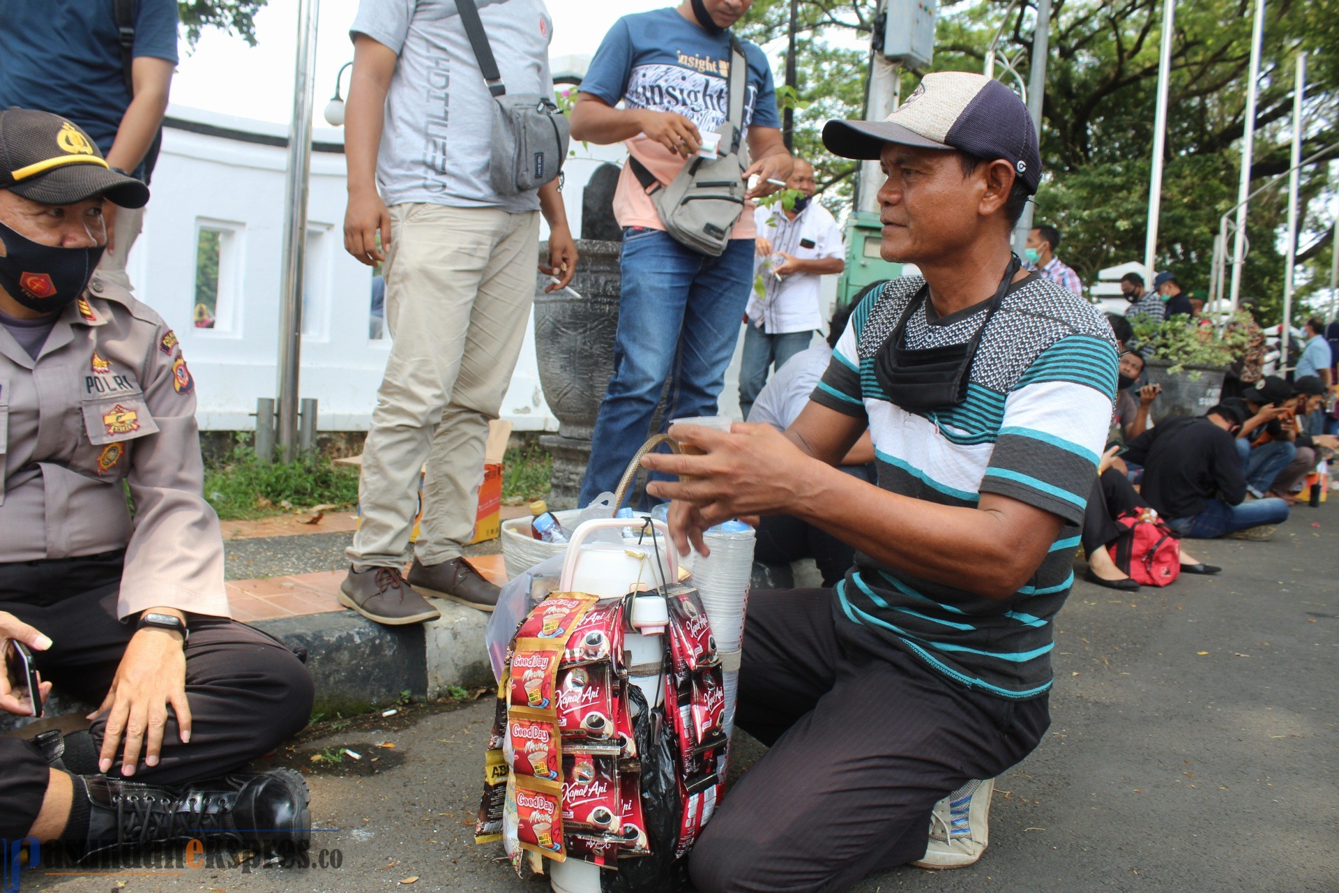 Kisah Otong dan Yayan, Penjual Kopi dan Siomay yang Happy Meraup Untung di Aksi Penolakan Omnibus Law