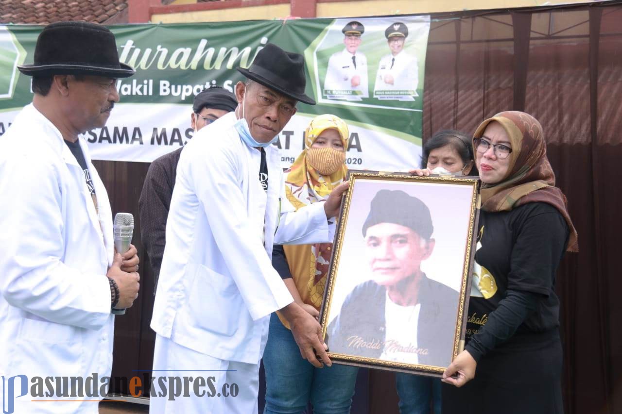 Bupati Apresiasi Dedikasi Sastrawan Moddi Madiana