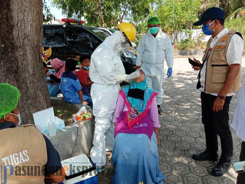 Tim Satgas Tracing Covid-19 di Kecamatan Pusakanagara dengan Swab Anggota Keluarga