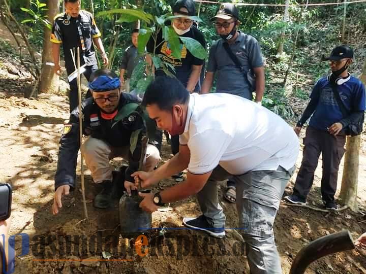 Jaga Lingkungan, Curug Cimata Ditanami 1.000 Pohon