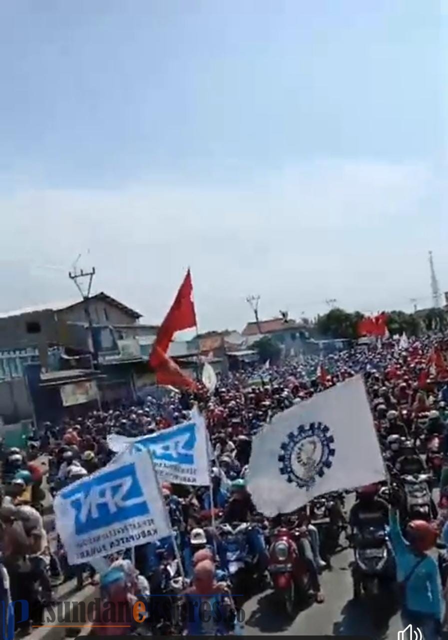 Turun Ke Jalan, Ribuan Buruh Kuasai Jalur Pantura Subang
