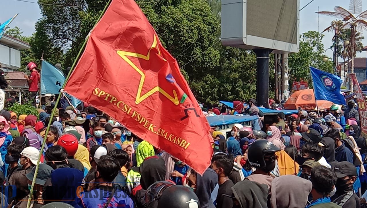 Ngeri, Ribuan Buruh Kepung Kantor Bupati Karawang