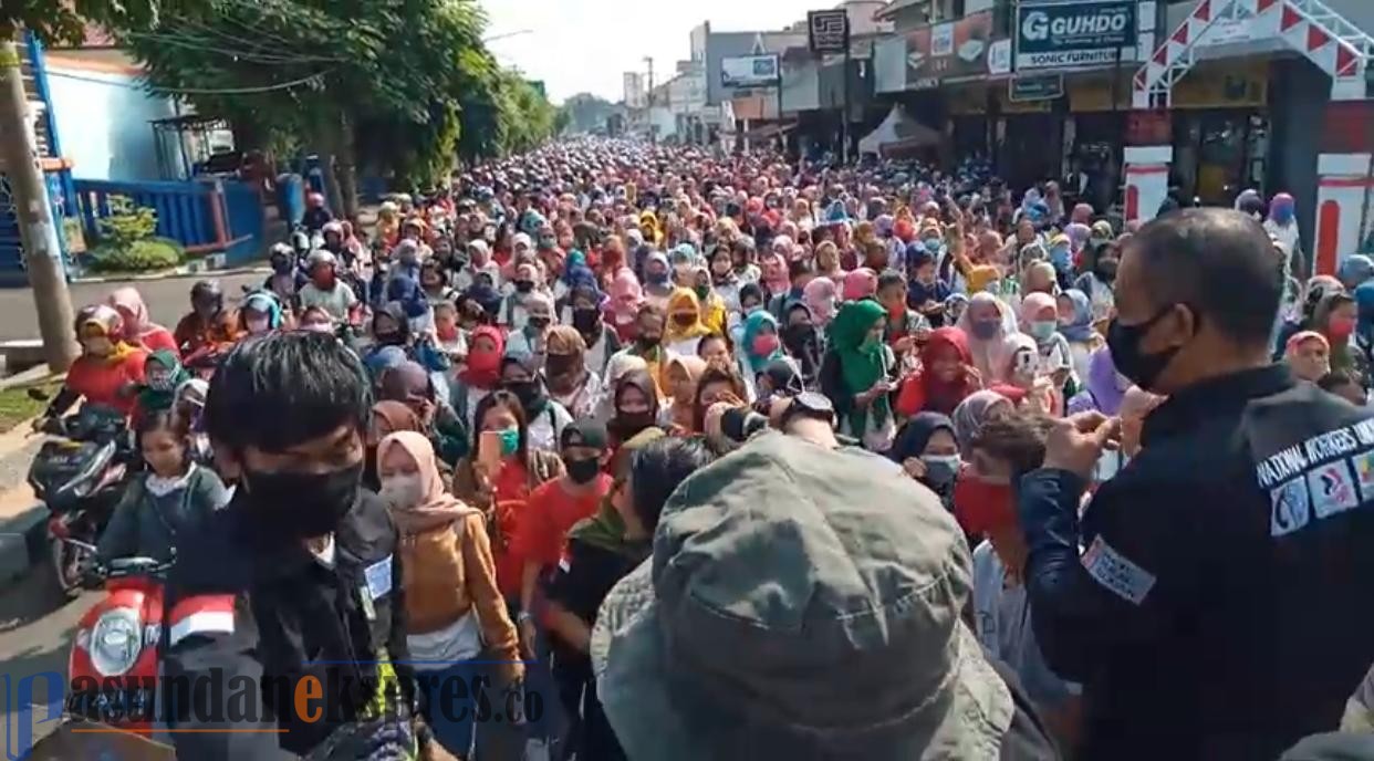 Jalur Otista Lumpuh, Ribuan Buruh Subang Bergerak ke Pemda