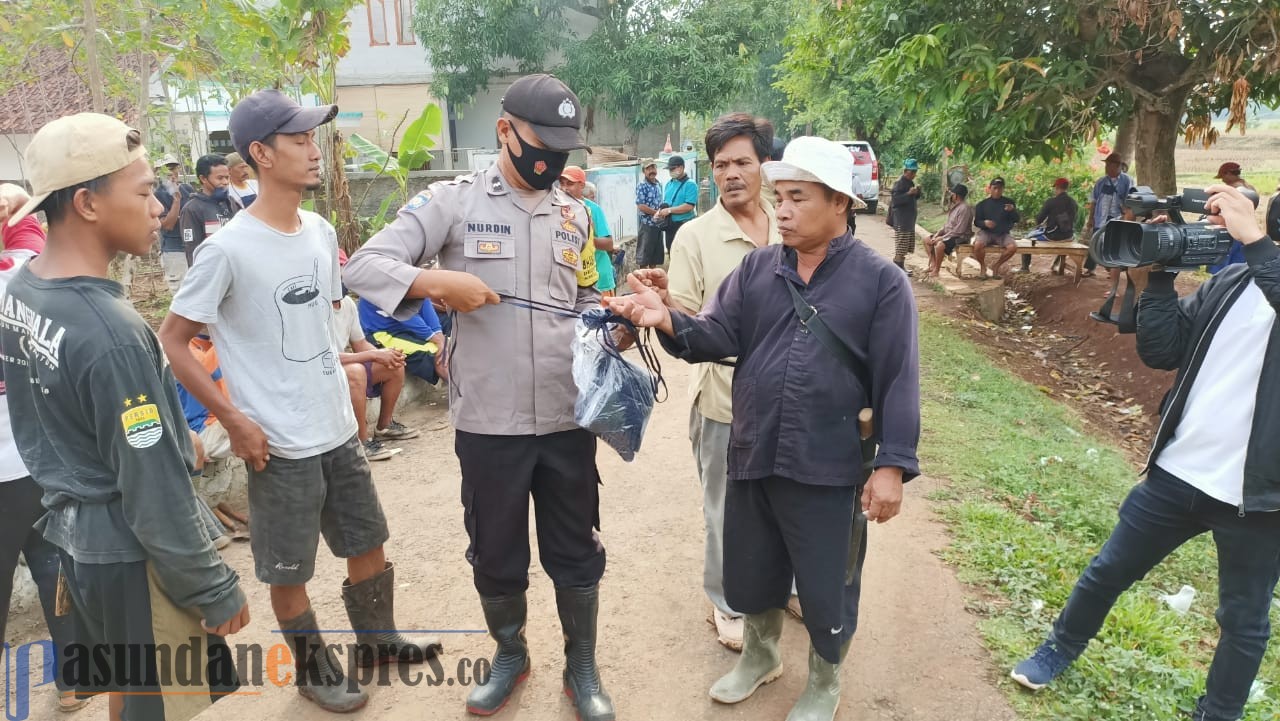 Sambut Musim Hujan, Warga Wantilan Bersihkan Sungai Cijengkol