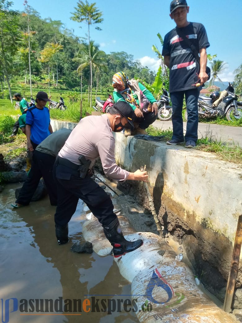 TNI, Polri bersama Warga Gotong Royong Benahi Saluran Irigasi