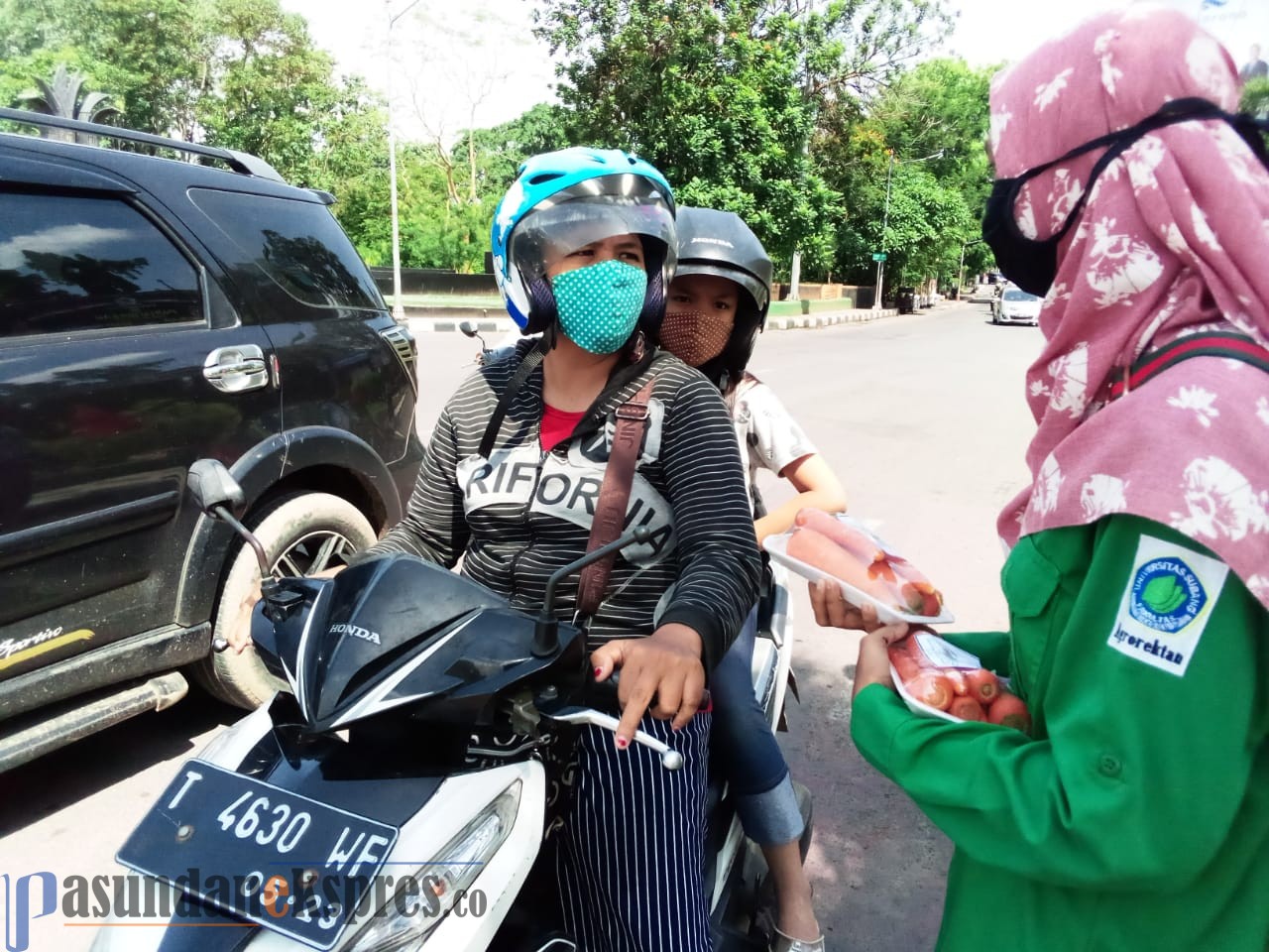 Peringati Hari Sumpah Pemuda, Mahasiswa Universitas Subang Bagi-bagi Sayur