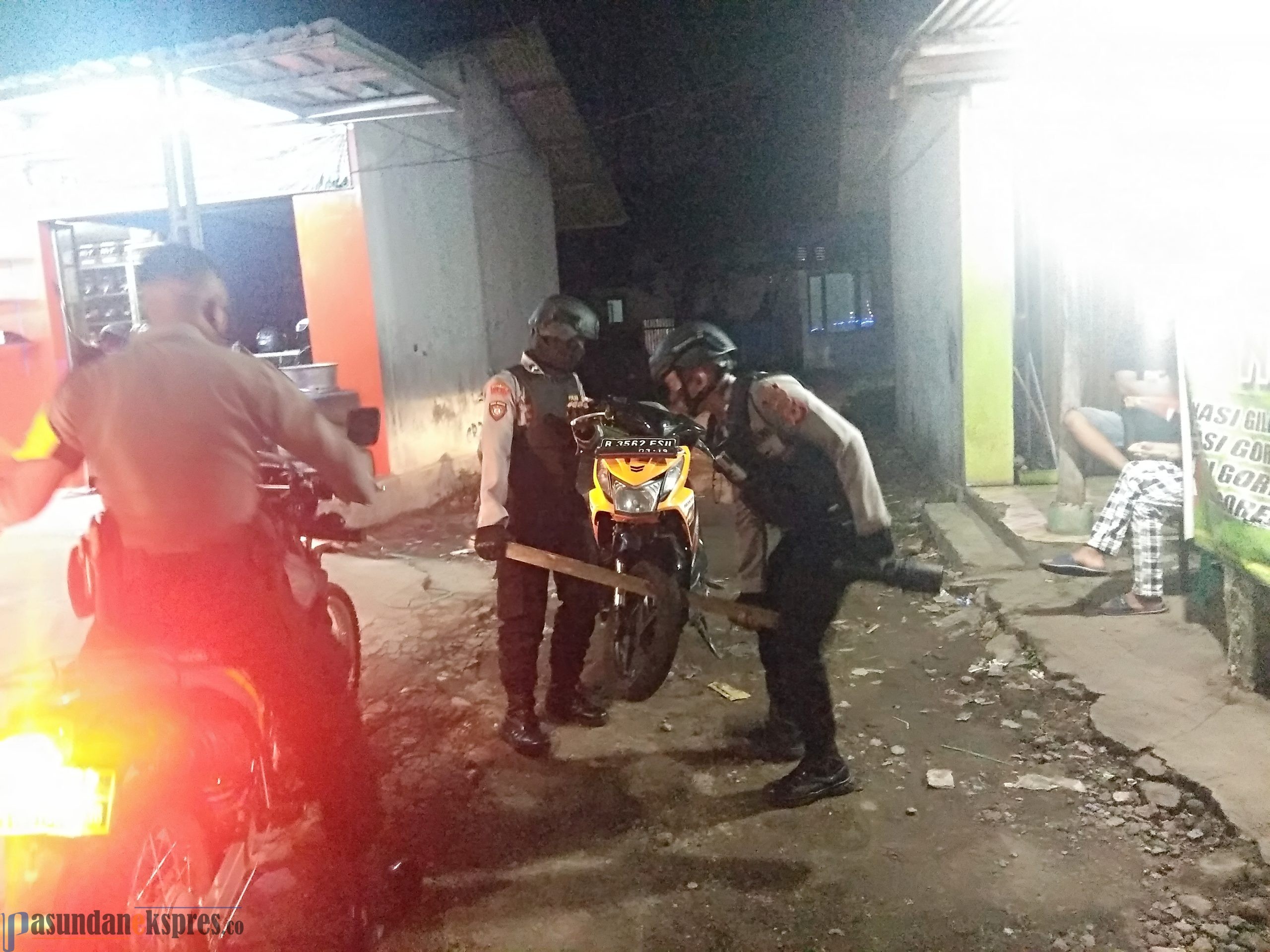 Panik Dibubarkan Polisi, Pelaku Konvoi Ugal-ugalan Kabur Tinggalkan Motor