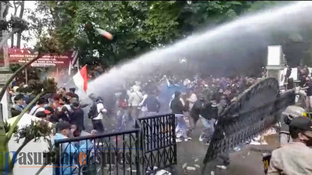 Tolak UU Cipta Kerja, Buruh Mahasiswa dan Kepolisian Bentrok