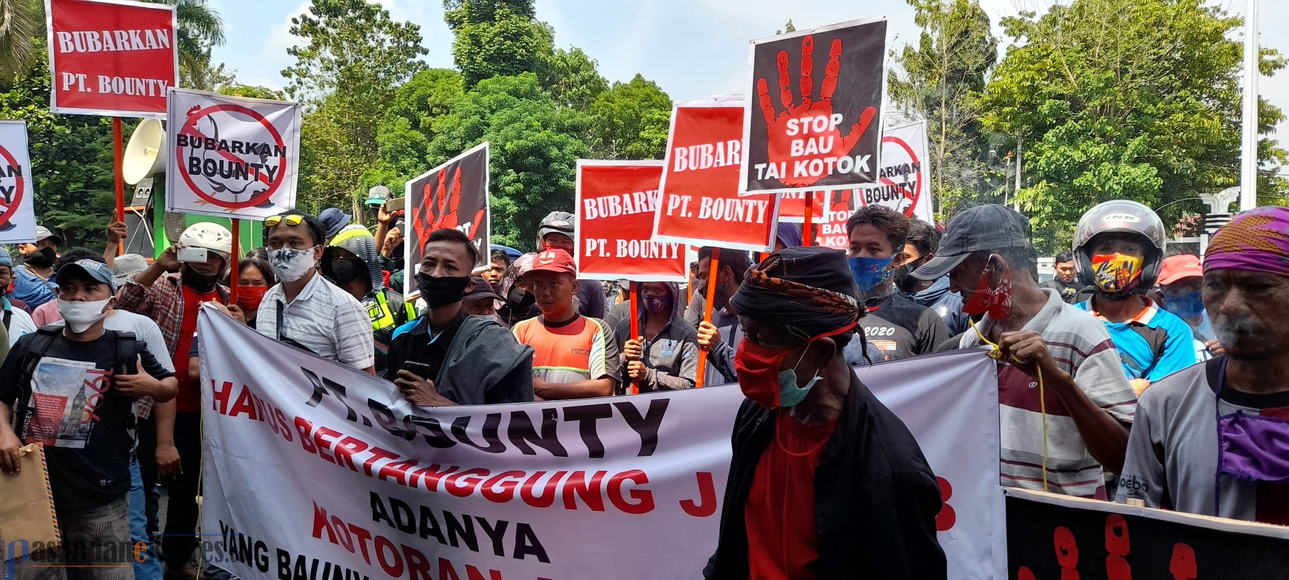 Lingkungan Bau Kotoran Ayam, Warga Geruduk Kantor Pemda