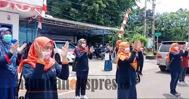 Aksi Tepuk Tangan Dukung Dukung Tenaga Kesehatan