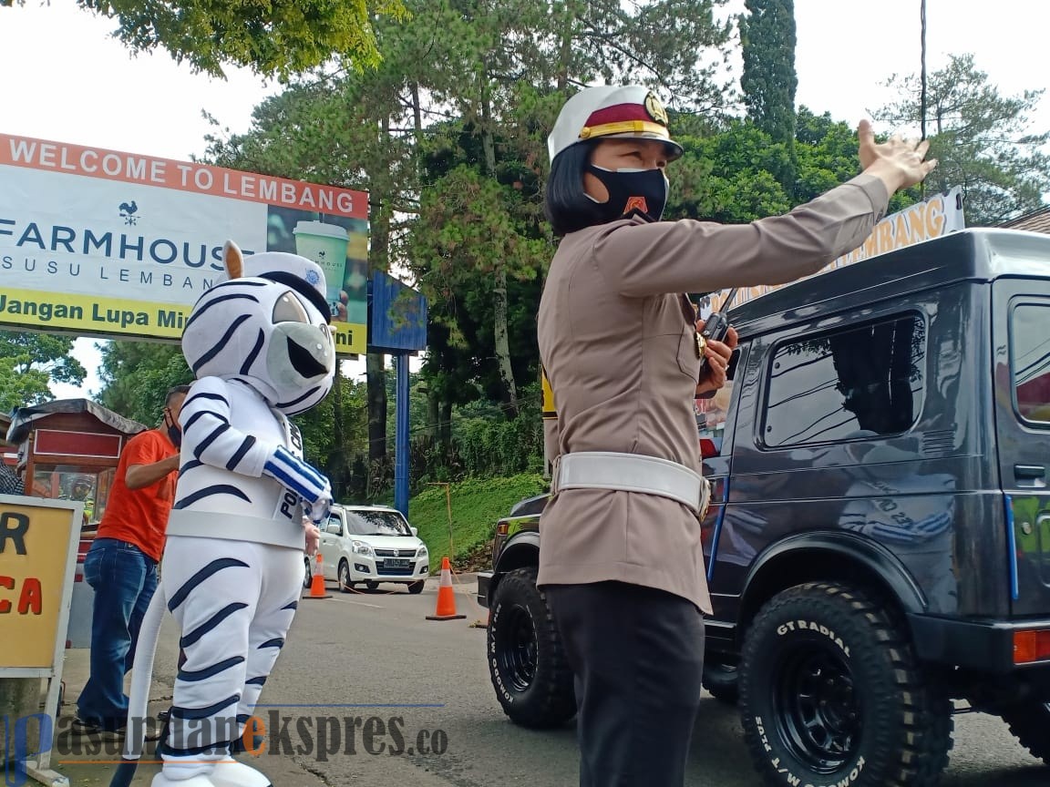 Sosialisasikan Protokol Kesehatan, Satlantas Polres Cimahi Atur Lalu Lintas Hingga Bagikan Masker