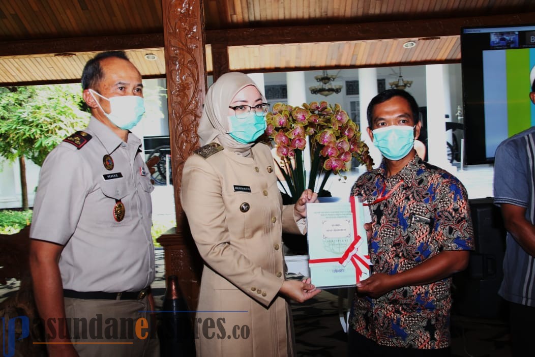 Pemkab Purwakarta Serahkan 8000 Sertifikat, Jamin Kepastian Hukum Kepemilikan Tanah