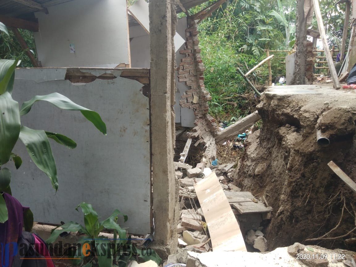 Longsor, Empat Rumah di Cihampelas Rusak Berat