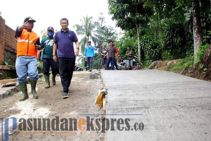 Warga Serangpanjang Gotong Rotong Bangun Jalan Rigid Beton