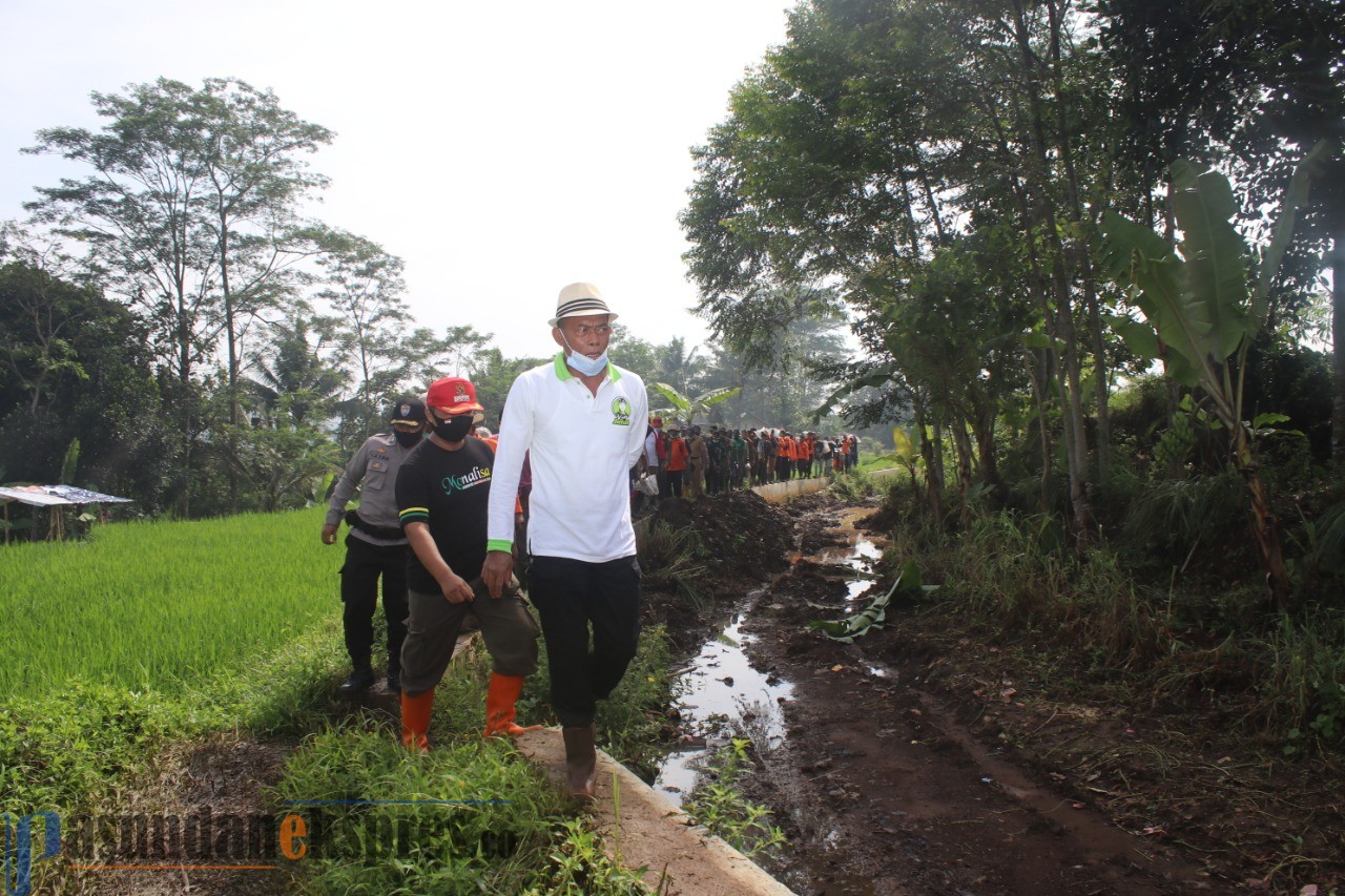 Tanggul Irigasi Jebol, Bupati Gotong Royong Pasang Brojong