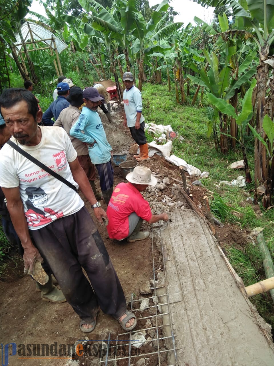 Tanpa Bantuan Pemerintah, Warga Perbaiki Jalan Umum