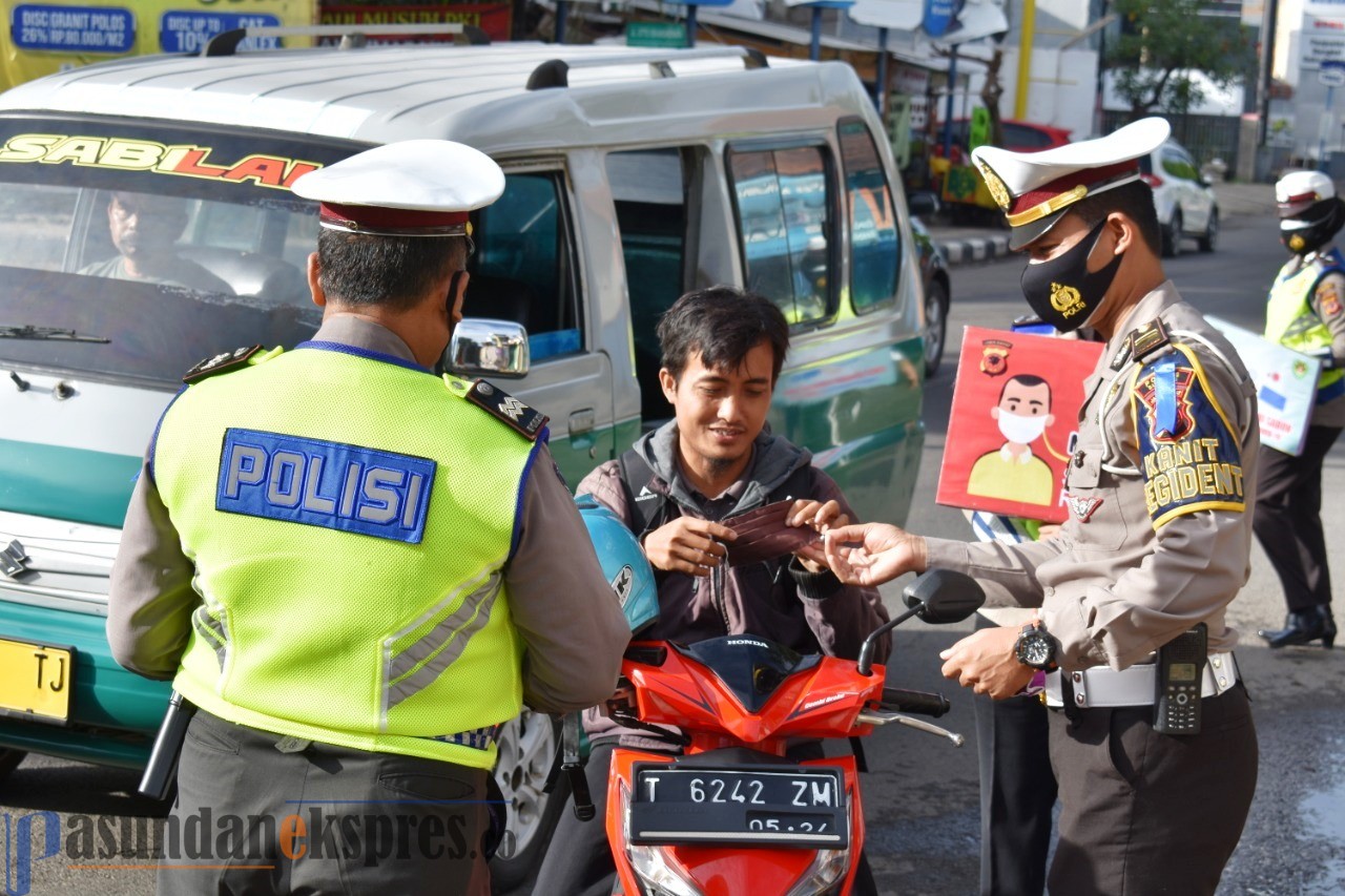 Operasi Zebra Lodaya 2020, Polisi Sebar Sembako dan Masker