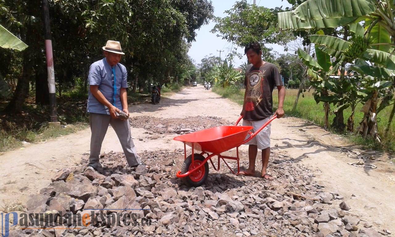 Bertahun-tahun Tak Diperbaki, Warga Swadaya Tambal Jalan Pemda