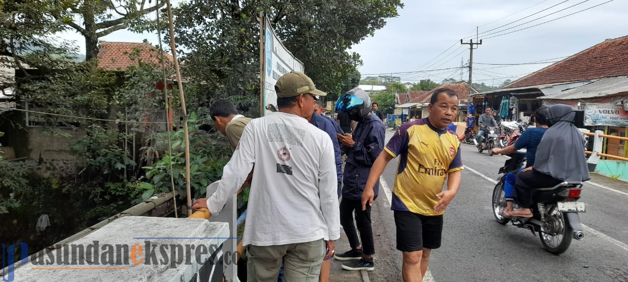 Ngeri, Pengendara Sepeda Motor Terjun Ke Sungai Cikaruncang