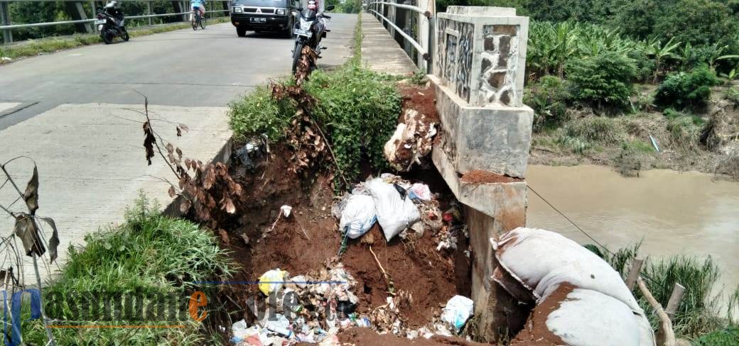 Jalan Jembatan Sukaresmi Compreng Kembali Amblas