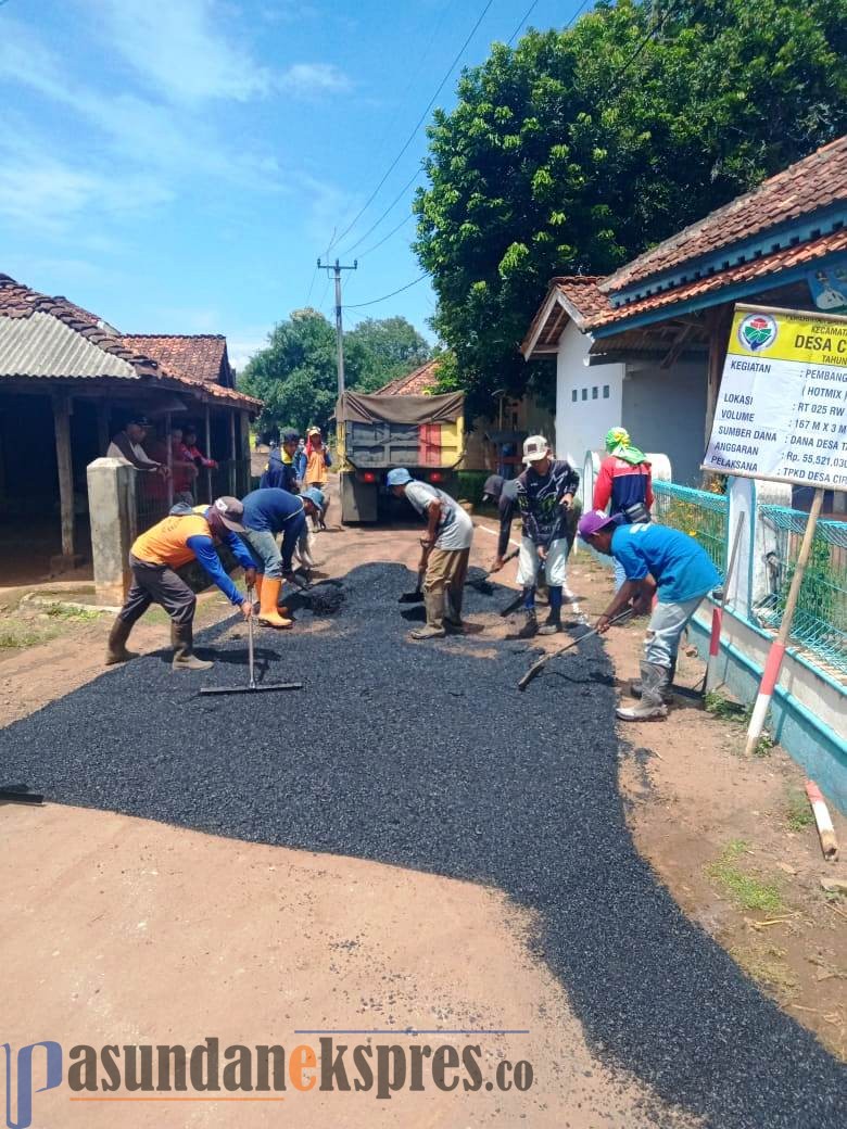 Di Tengah Pandemi, Pemdes Ciruluk Hotmix Jalan Desa