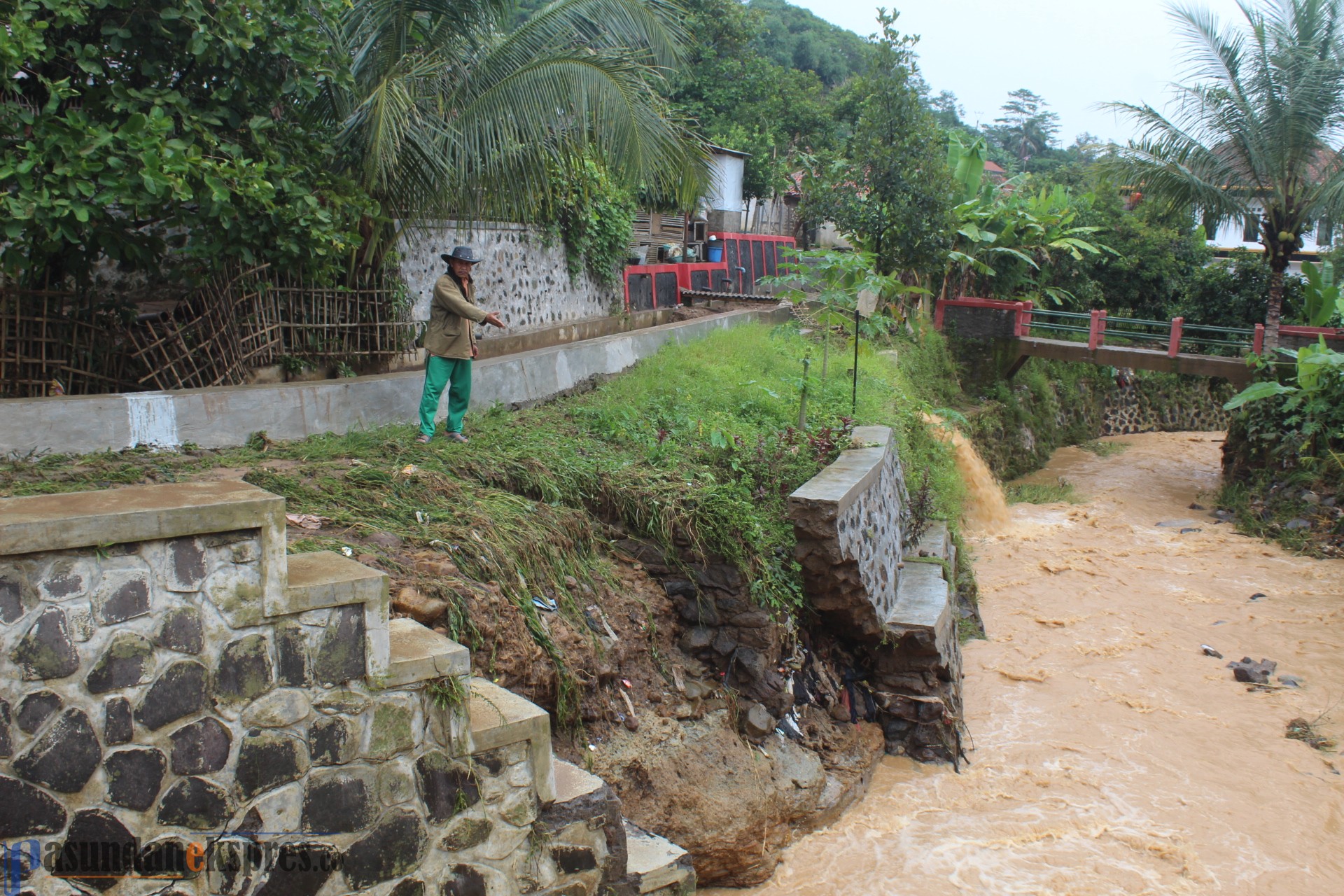 Cerita Warga Cihideung Cisalak Ketika Luapan Air Sungai Masuk Ke Pemukiman