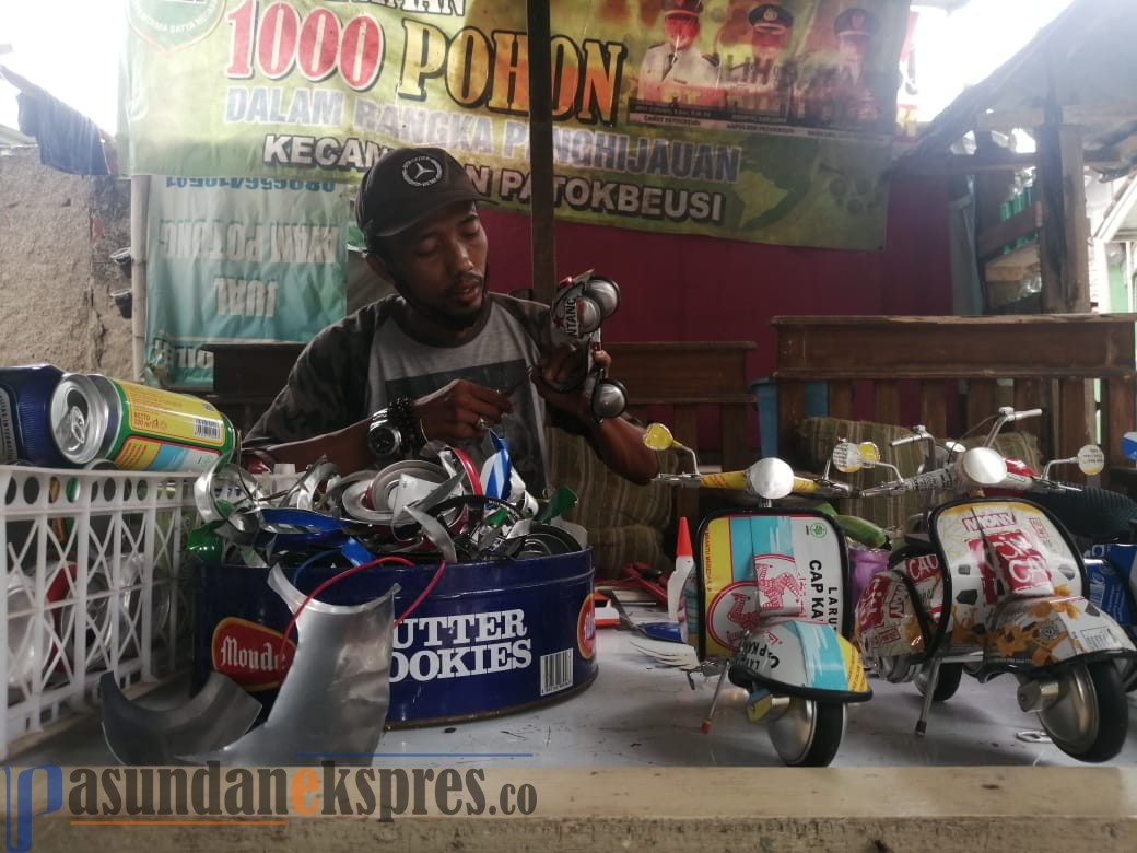 Warga Pabuaran Sulap Limbah Minuman Kaleng jadi Kerajinan bernilai Ekonomis