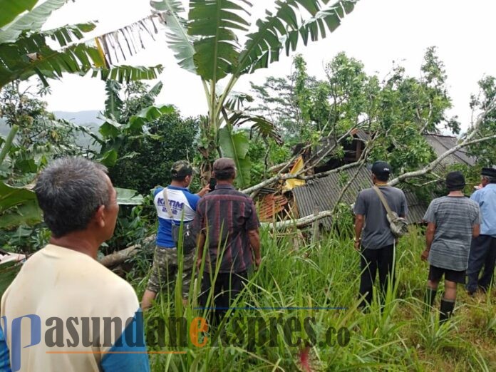 Rumah Tertimpa Pohon Kedongdong di Kasomalang, Begini Kondisinnya,