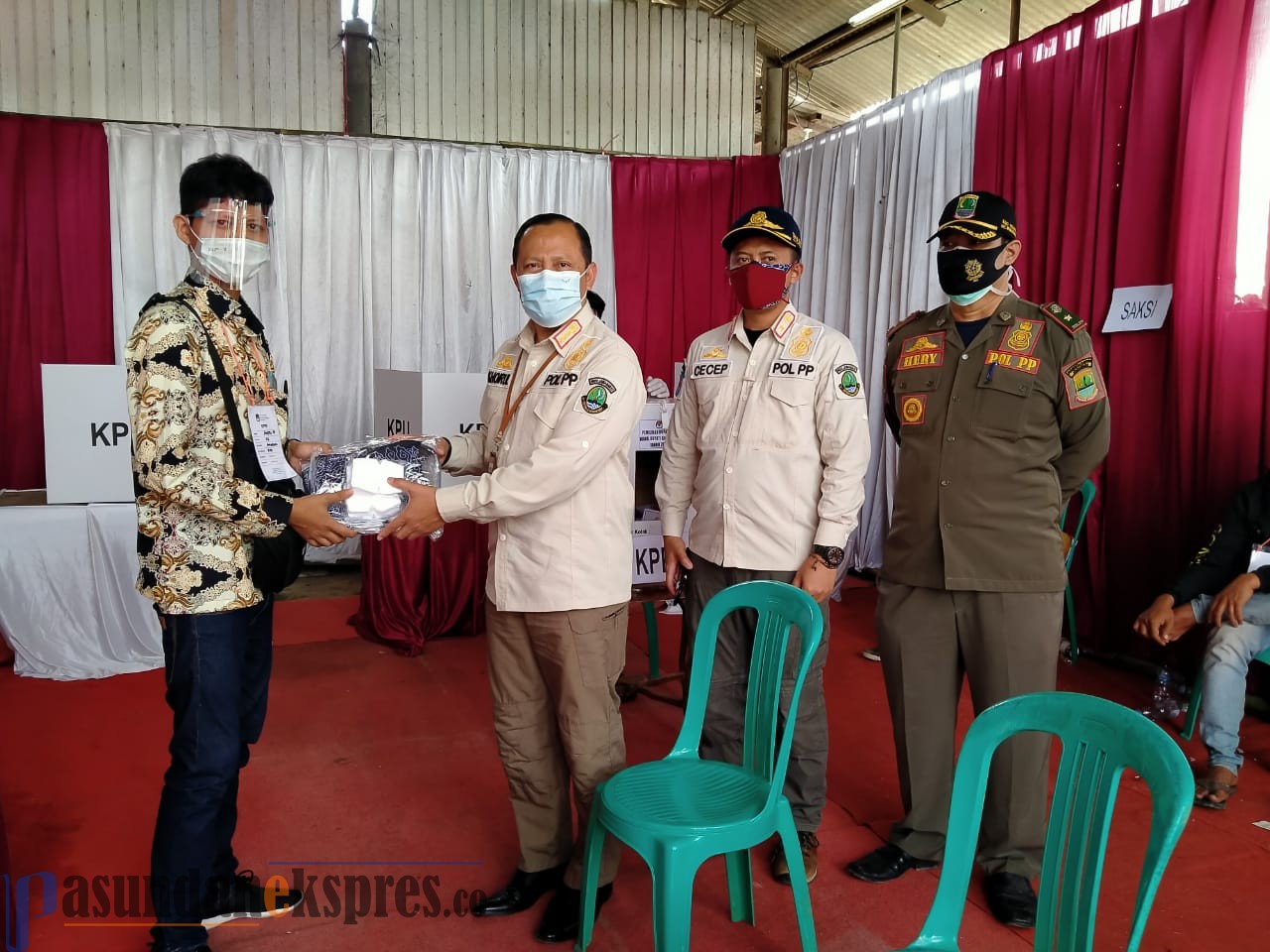 Cegah Penularan Covid-19, Tim Satpol PP Jabar Pantau Penerapan 3M di Pilkada Karawang