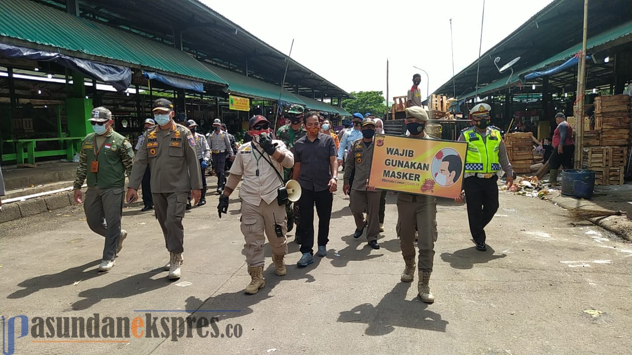 Hari Kedua Operasi Gabungan, Satpol PP Jabar Edukasi Warga Pasar Cikopo dan KBI Purwakarta