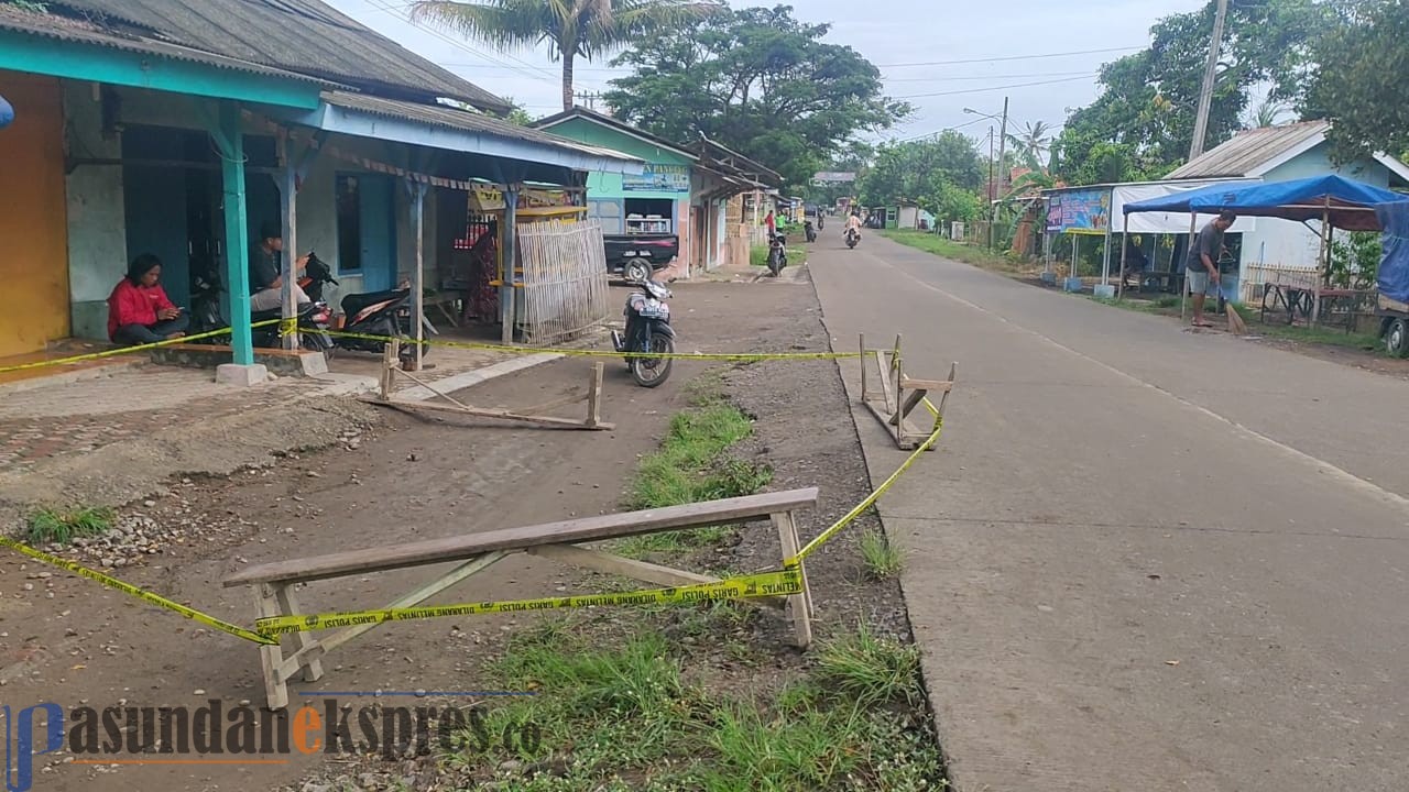 Ngeri! Seorang Pria Terkapar Dibacok Gerombolan Bermotor di Jalan Compreng