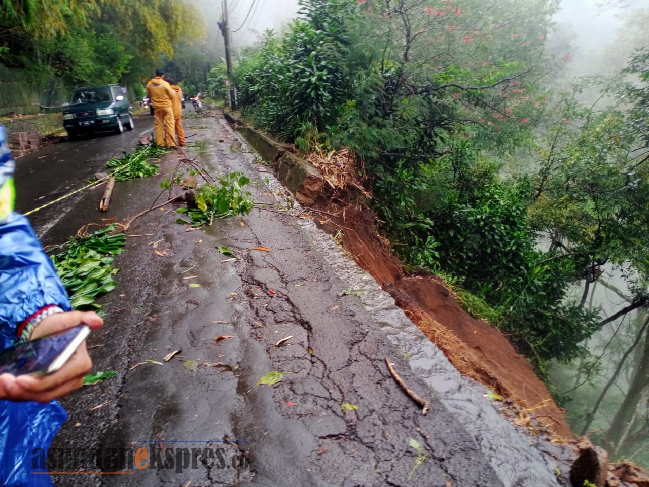 Longsor, Jalan Kolonel Masturi Terancam Putus