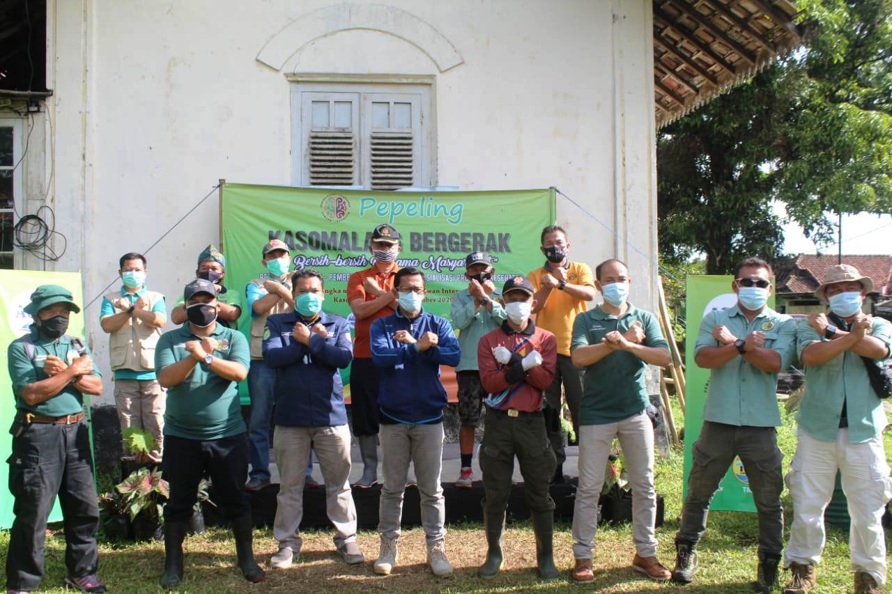 Pepeling Subang Indonesia Bersihkan Jalur Jalancagak-Kasomalang