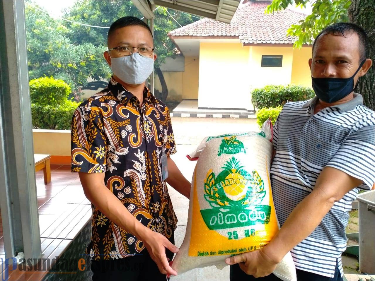 Pedagang Antusias Beli Beras di Bulog Subang