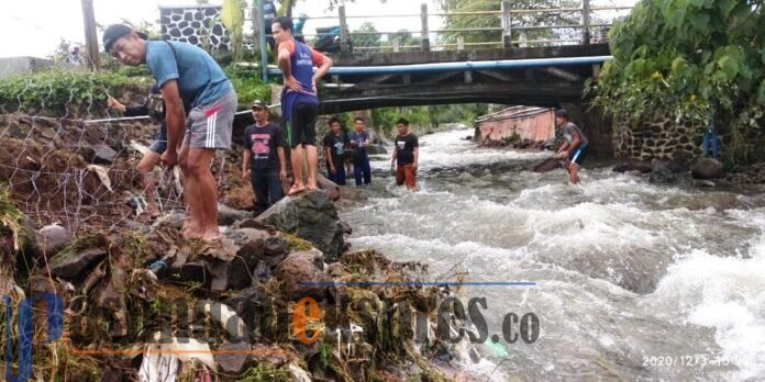 Pasca Luapan Air Sungai, Warga Mulai Rehabilitasi